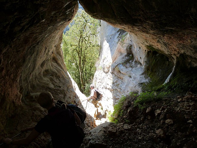 Après l'échelle, les mains-courantes