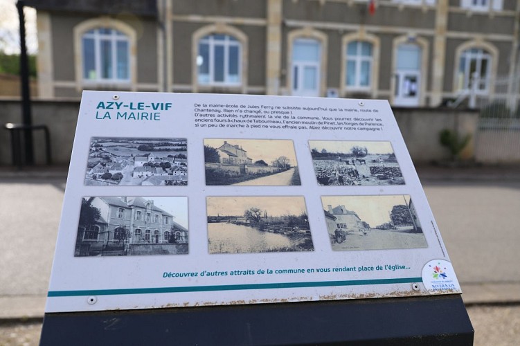 Panneau descriptif à Azy-le-Vif