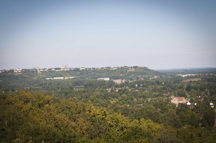 Le sentier des Creuttes dans le Laonnois