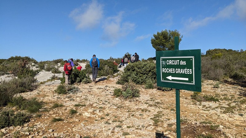 panneau qui indique les gravures