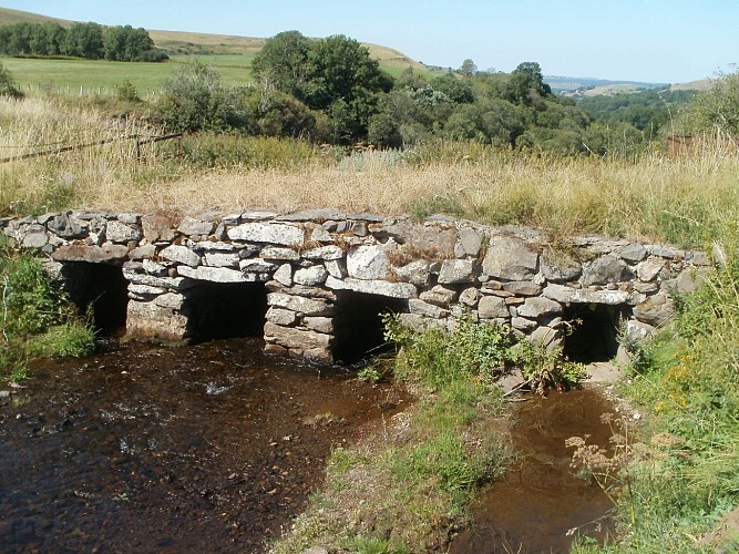 Tour des vaches rouges - pont de la cascade du Sailhant