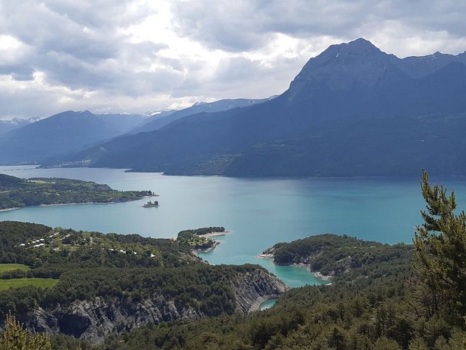 Le pic de Morgon en arrière plan du lac