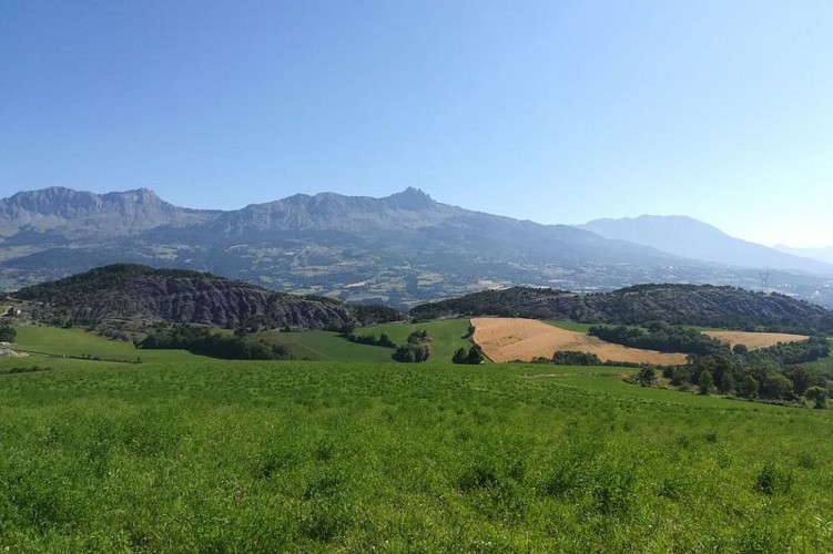 Point de vue sur les terres noires et  sur les cols surplombant le village de Chorges