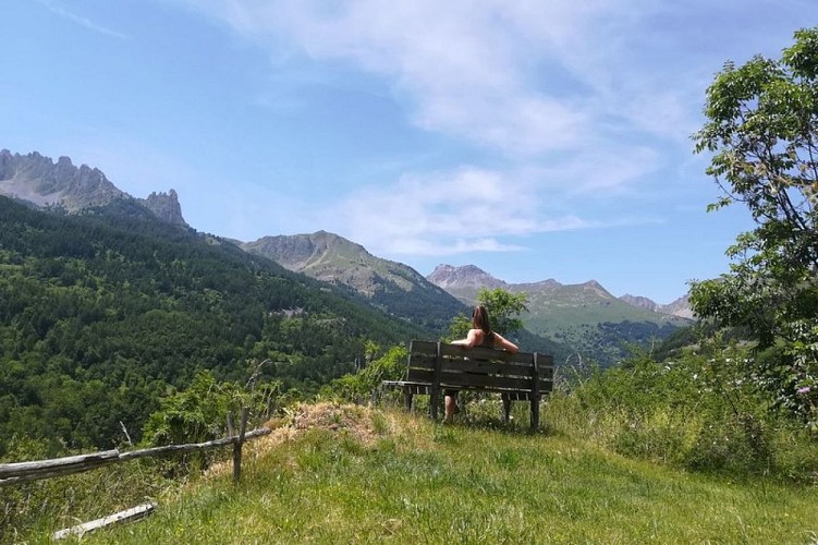 Détente sur un banc en fin de la randonnée