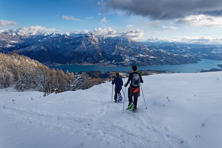 Randonneur face au lac de Serre-Ponçon