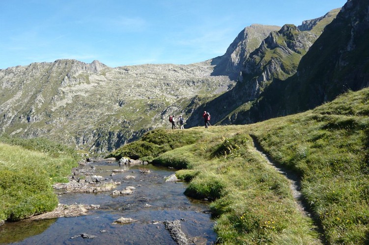 Le déversoir de l'étang long et en face le massif du Mont Valier