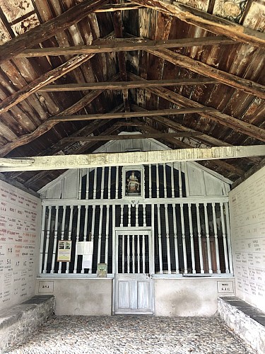 L'intérieur de la Chapelle du Calvaire à Galey