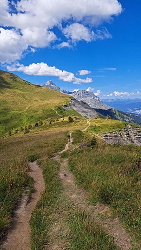 Grand Croisse Baulet from Avenaz - footpath_Cordon