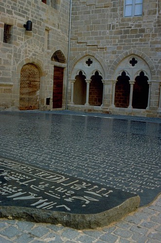 Figeac - Place des Ecritures 