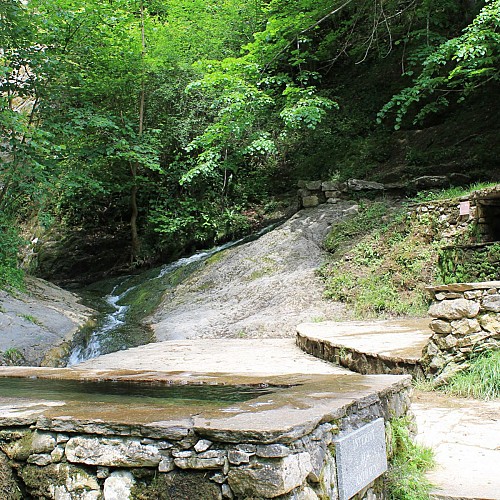 LE TOUR DU CASTET ET LA FONTAINE DE CRASTES