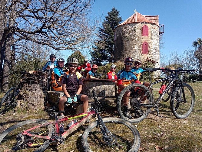 Au pied du moulin avec vététistes locaux