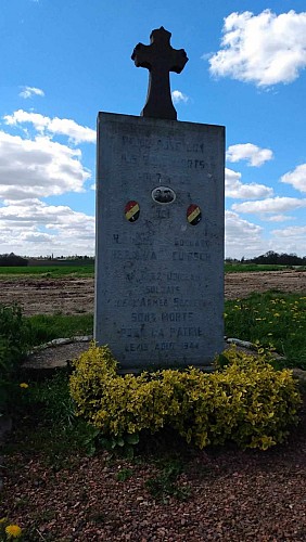 stèle en mémoire de résistants WWII, près de la borne de Ways