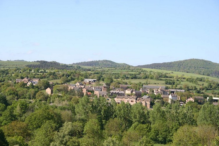 Vue sur le hameau de Cornuéjouls et le Causse de Sévérac