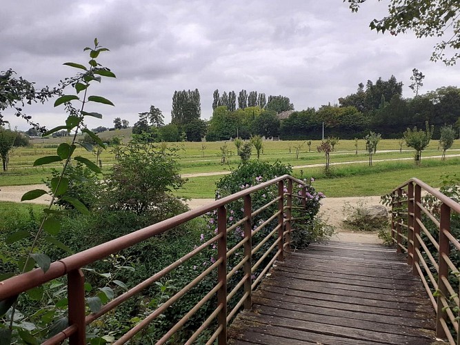 Pont vers l'étang en forme de fleur
