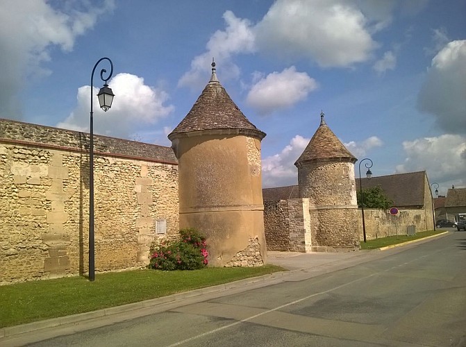 Courcelles les Gisors - Tours témoins d'un riche passé