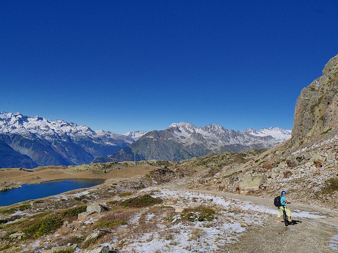 E-bike lake tour from Alpe d'Huez