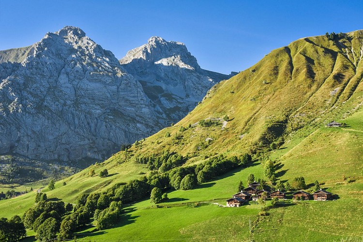 Hameau des Bouts depuis le Lac de la cour