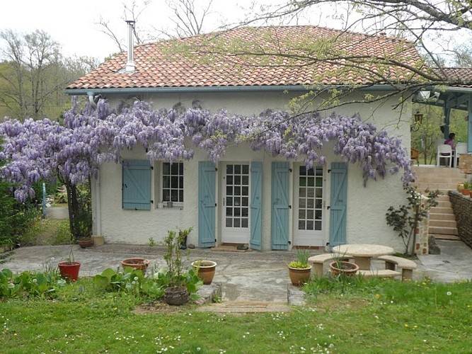 Facade fleurie Moulin de Hardy