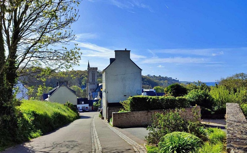 Le village de St Jean du Doigt