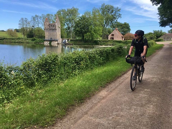 Passage au bord de l'étang de Fleur-la-Tour, en Gravel