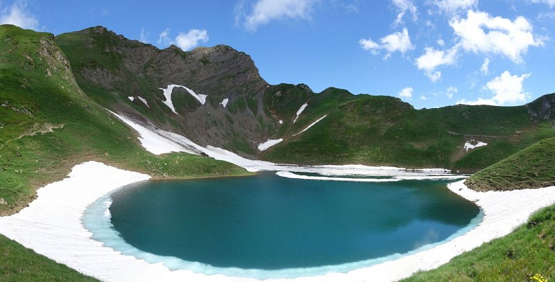 Le lac enrobé de neigeb