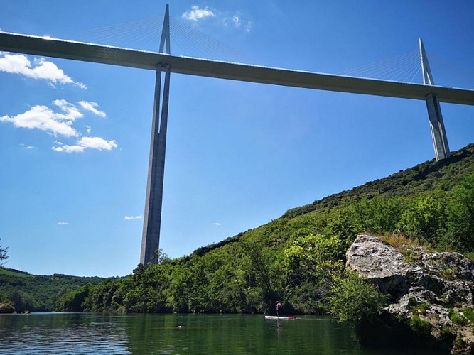 Passage sous le Viaduc de Millau