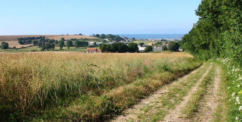 le petit bourg de St Come de Fresné avec le port artificiel d'Arromanches
