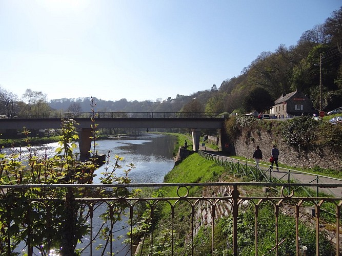 Châteauneuf-du-Faou : Penn ar Pont - L'Aulne Canalisée