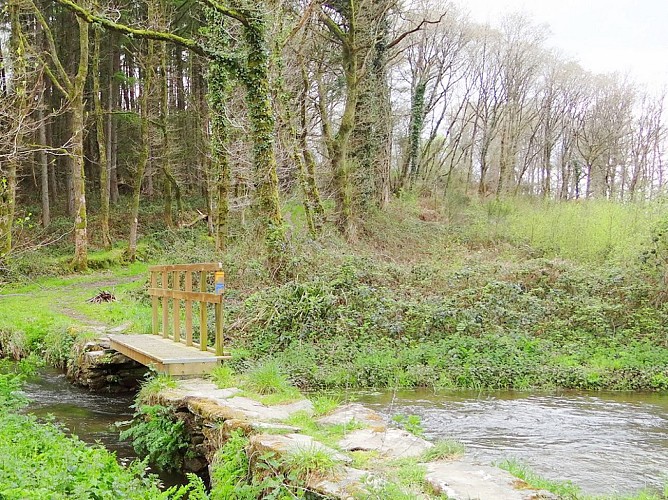 Spézet : Tro Speied - le bocage et le canal