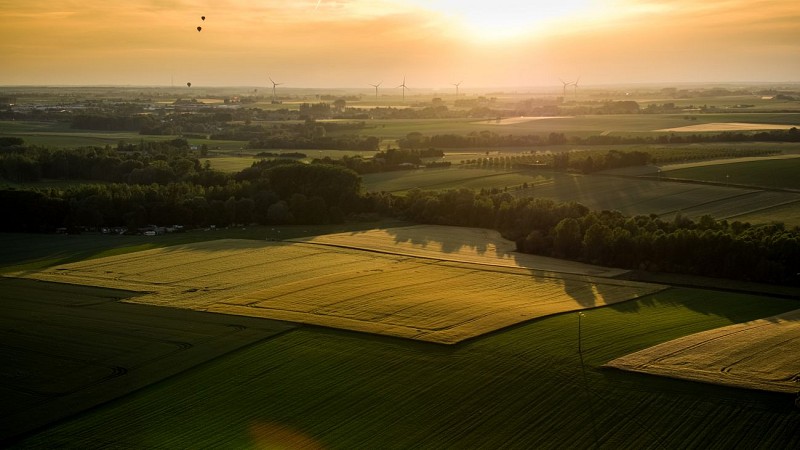 Vue aérienne campagnes Grand Leez coucher de soleil montgolfières Denis Closon