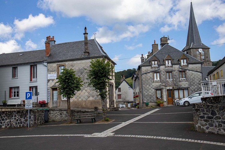 Le bourg d'Égliseneuve-d'Entraigues