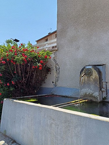 La croix des Rameaux et le puy Saint-Jean_Artonne