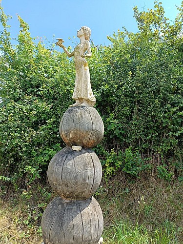 Sculpture sur le chemin de St Jacques de Compostelle