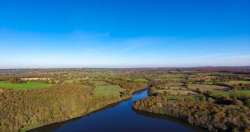 Plan d'eau, forêt et bocage vus du ciel - Vieure
