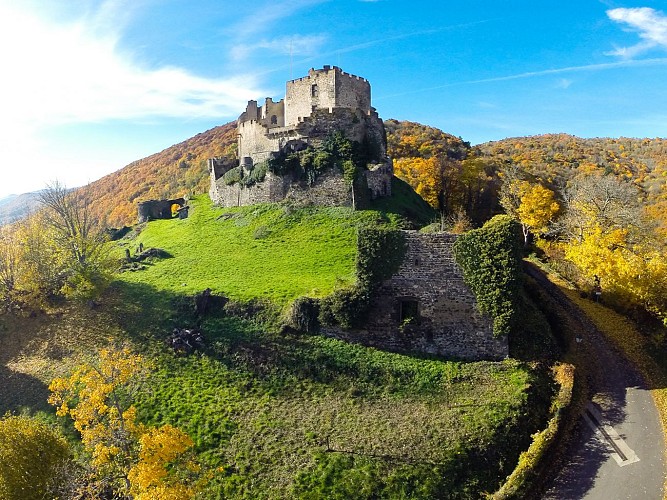 Vue du ciel sur le château de Tournoël à Volvic