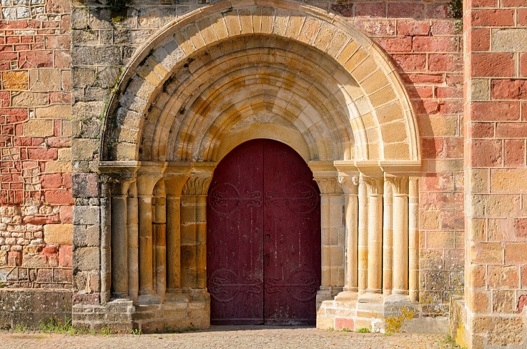 Porche de l'église d'Agonges