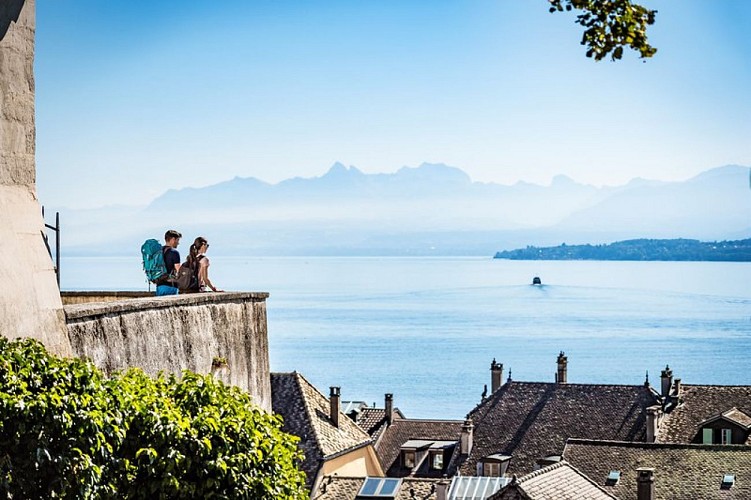 Randonneurs à Nyon en Suisse, arrivée de l'Échappée Jurassienne