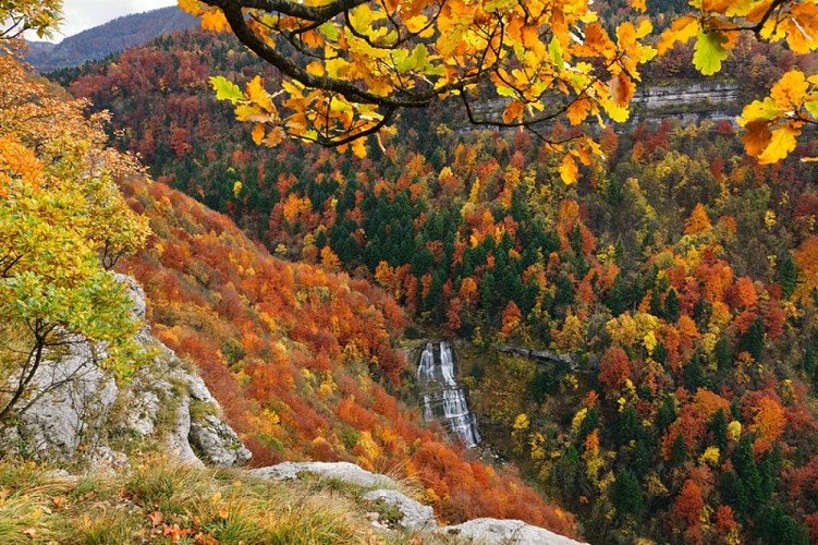 La cascade de l'Eventail depuis le belvédère de Menétru en Joux