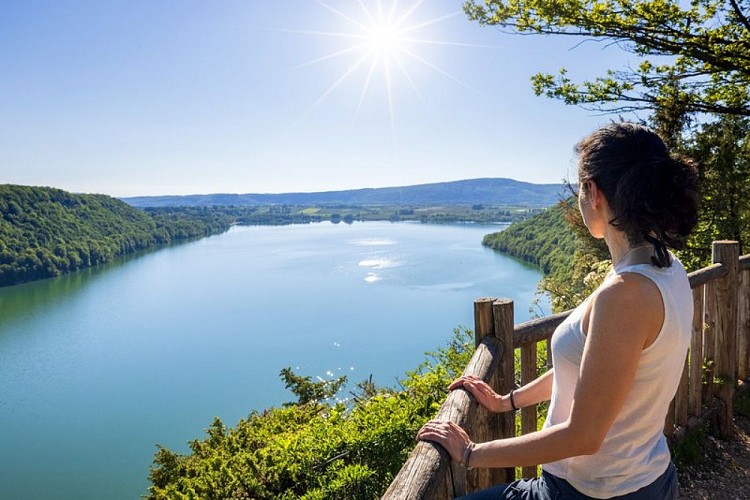Randonneuse au lac de Chalain