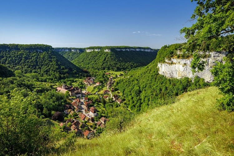 Vue sur Baume-les-Messieurs depuis le belvédère de Granges-sur-Baume
