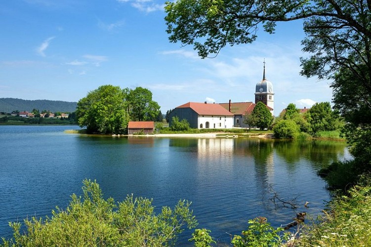 Lac de l'Abbaye et son église