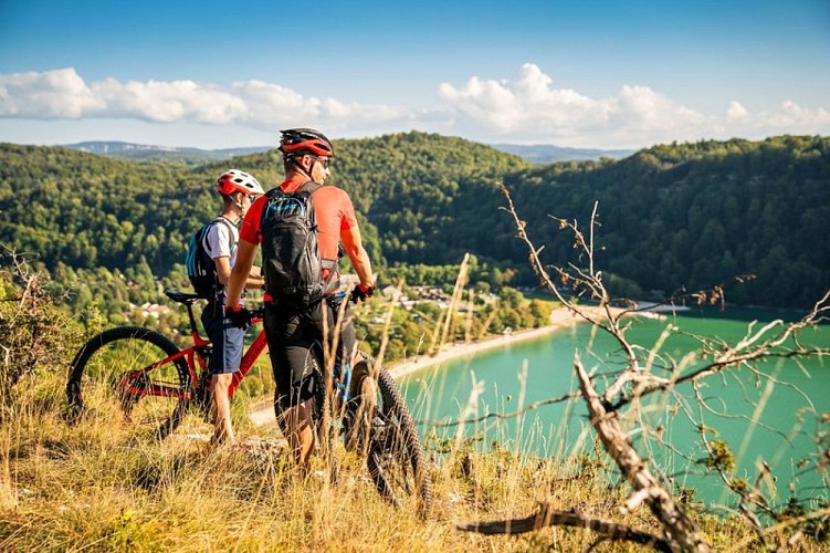 Vététiste au lac de Chalain