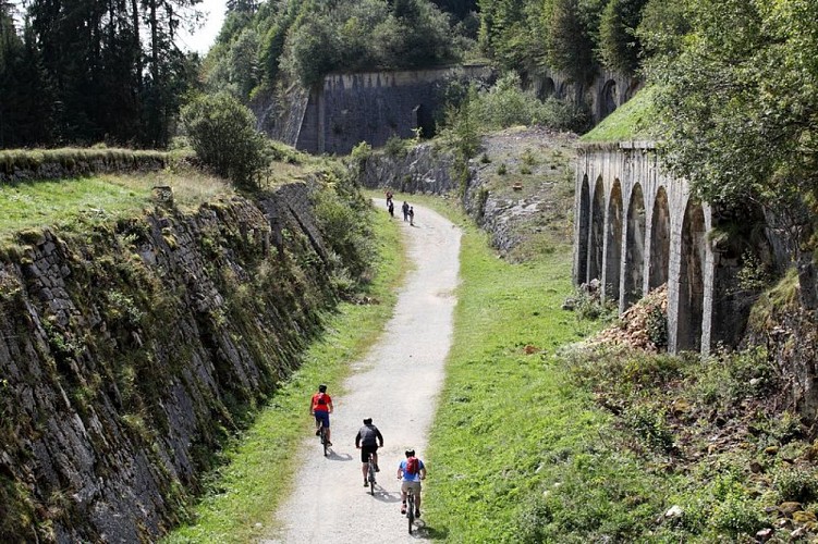 VTT dans les douves du Fort des Rousses