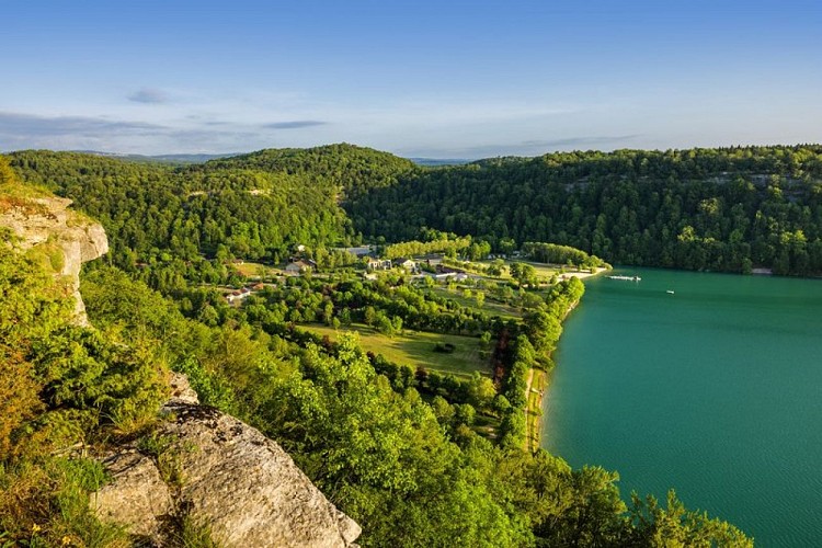 Le lac de Chalain depuis le belvédère de Fontenu