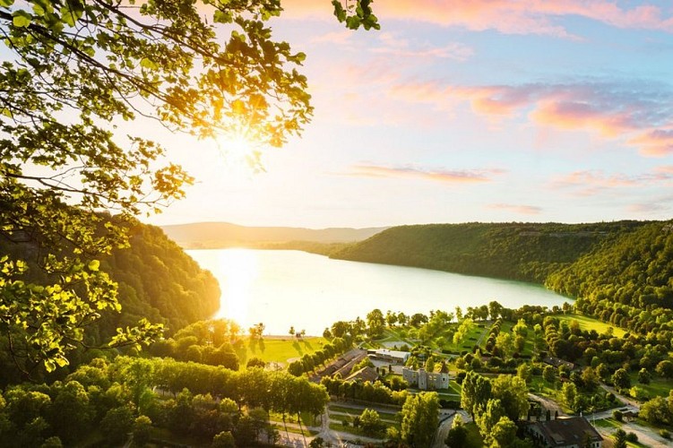 Le lac de Chalain depuis le belvédère du domaine