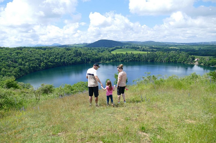Le gour de Tazenat - Les balades de Léa et Tino_Charbonnières-les-Vieilles