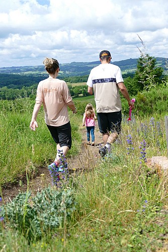 Le gour de Tazenat - Les balades de Léa et Tino_Charbonnières-les-Vieilles