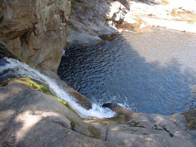 Baignade dans le ruisseau du Limony