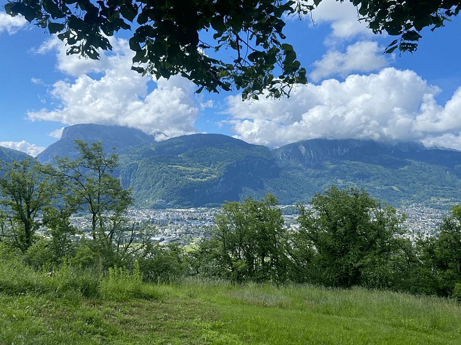 Montée de Châtillon par la Côte - Hiking