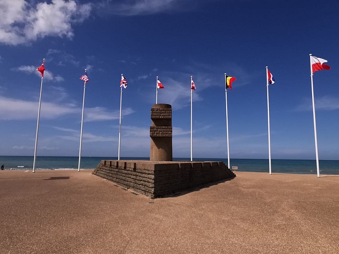 MONUMENT-MEMORIEL-BERNIERES-SUR-MER-CREDIT-NATHALIE-PAPOUIN